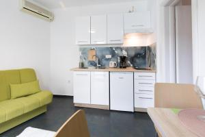 O bucătărie sau chicinetă la Apartment Lauro Opatija, ground floor, parking, near sea