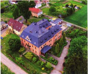 una vista aérea de una casa grande con techo azul en Pałac Książęcy we Wleniu, en Wleń