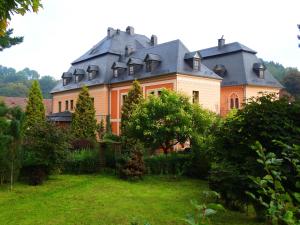 Wleńにあるパワツ クションゼツェ ヴェ ヴレニウの灰色の屋根の大きなオレンジ色の家