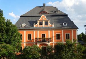 Wleńにあるパワツ クションゼツェ ヴェ ヴレニウの灰色の屋根の大きなオレンジ色の建物