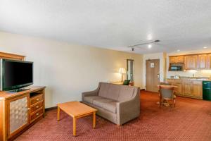 Quality Inn near Monument Health Rapid City Hospital tesisinde bir oturma alanı