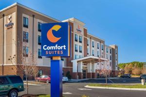 een bord voor een comfort suite voor een gebouw bij Comfort Suites Greensboro-High Point in Greensboro