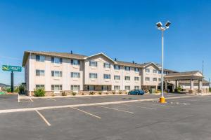 ein großes Gebäude mit einem Parkplatz davor in der Unterkunft Quality Inn near Monument Health Rapid City Hospital in Rapid City