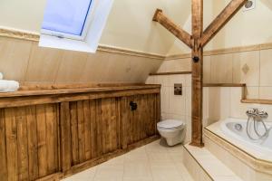 Kúpeľňa v ubytovaní Apartament Bajkowy & Dwupoziomowy Krzesany + 32 fotografií