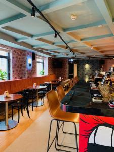 een restaurant met tafels en stoelen en een bar bij Hostel The Globe in Amsterdam