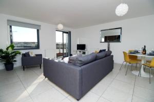 uma sala de estar com um sofá e uma mesa em No1 Beach Walk by Stay South Wales - FREE Parking em Swansea