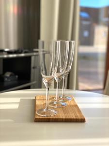 due bicchieri di vino vuoti seduti su un tagliere di Appartement Cilou a De Haan