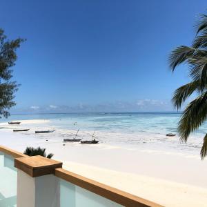 uma vista para uma praia com barcos na água em Ocean View Junior Suite Tatu ZanzibarHouses em Kiwengwa