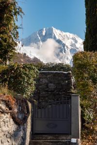 Vista generica sulle montagne o vista sulle montagne dall'interno dell'appartamento