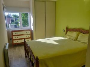 Un dormitorio con una cama grande y una ventana en Habitacion privada Chauvin Kelapa en Mar del Plata