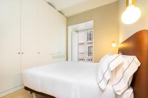 Un pat sau paturi într-o cameră la WHome | LS48 Prime Location Upscale Family Apartment