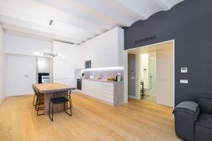 Кухня або міні-кухня у WHome | LS48 Prime Location Upscale Family Apartment
