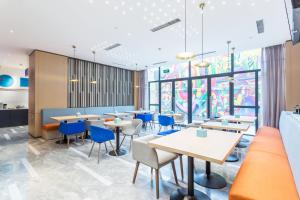 西安古城西智选假日酒店餐厅或其他用餐的地方