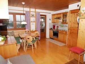 Una cocina con una mesa y un comedor. en Ferienhaus Hummelbrunner, en Bad Goisern