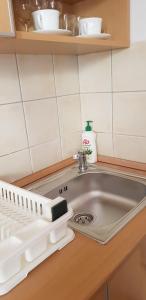 um balcão de cozinha com um lavatório com uma espátula em Happy apartment em Zalakaros