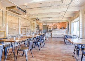 A restaurant or other place to eat at Landal Kielder Waterside 