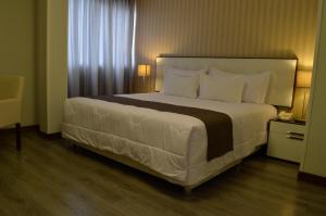 Postel nebo postele na pokoji v ubytování LimaQ Hotel