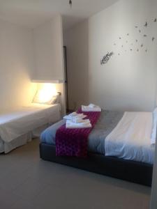 pokój hotelowy z 2 łóżkami i lampą w obiekcie B & B MARIMA ORGOSOLO w mieście Orgosolo