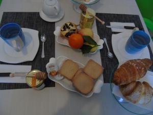 stół z talerzami chleba i owoców w obiekcie B & B MARIMA ORGOSOLO w mieście Orgosolo