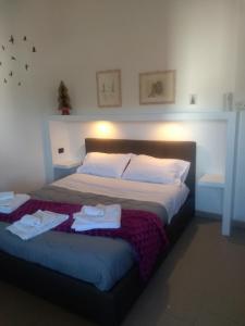 sypialnia z łóżkiem z dwoma ręcznikami w obiekcie B & B MARIMA ORGOSOLO w mieście Orgosolo