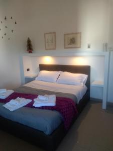sypialnia z łóżkiem i dwoma ręcznikami na nim w obiekcie B & B MARIMA ORGOSOLO w mieście Orgosolo