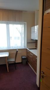 pusty pokój z biurkiem i oknem w obiekcie Brasna apartment 3-Kupalisko w mieście Nowe Zamki