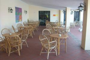 Marasusa Tropea في بارغيليا: مجموعة طاولات وكراسي في الغرفة
