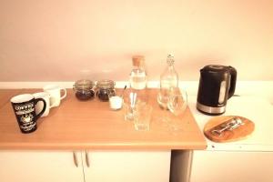 Koci Dom في فياليتشكا: طاولة عليها كؤوس نبيذ وزجاجات