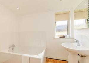 A bathroom at Landal Kielder Waterside 