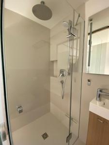 y baño con ducha y puerta de cristal. en Haus Ingrid en Kitzbühel