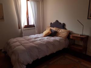 a bedroom with a bed with pillows on it at Tenuta Crescentini-ValleMura ,appartamenti con entrata indipendente in San Donà di Piave
