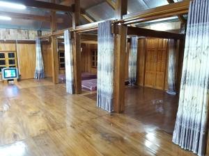 an empty room with wooden floors and wooden walls at Homestay Làng Châng in Ha Giang