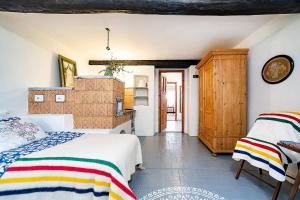 a bedroom with two beds in a room at Rusty's Cottage in Sedlčany