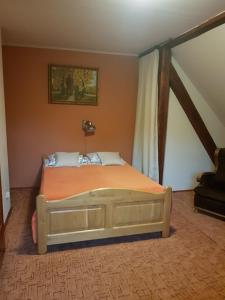 A bed or beds in a room at Leśniczówka nad jeziorem