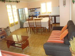 ein Wohnzimmer mit einem Sofa und einem Tisch in der Unterkunft CASAMELIAS "Le camélia" in Cilaos