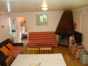 ein Wohnzimmer mit einem Sofa und einer Treppe in der Unterkunft CASAMELIAS "Le camélia" in Cilaos