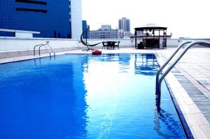 una piscina con un tobogán en un edificio en Moon Valley Hotel Apartment - Bur Dubai, Burjuman, en Dubái