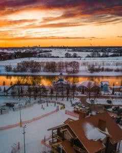 a sunset over a town with snow on the ground at Гостевой дом Салонка in Chulkovo