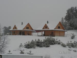 Domy całoroczne Osada na Górce v zime