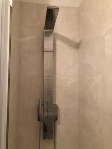 een douche met een glazen deur in de badkamer bij Apartment Charming in Split