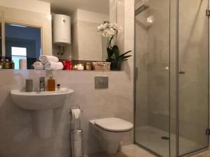 ein Bad mit einer Dusche, einem WC und einem Waschbecken in der Unterkunft Apartment Charming in Split