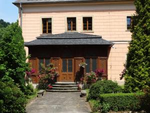 Wleńにあるパワツ クションゼツェ ヴェ ヴレニウの玄関に通じる階段のある家
