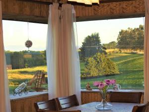 een eetkamer met een tafel en een raam met uitzicht bij Casa Amoblada Frutillar in Frutillar