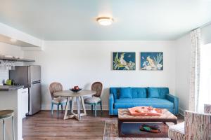 Hotel Simone في جزيرة سانت سيمونز: غرفة معيشة مع أريكة زرقاء وطاولة