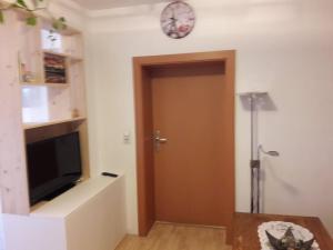 Televízia a/alebo spoločenská miestnosť v ubytovaní Ferienwohnung Brandstatter