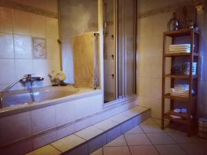 a bathroom with a sink and a shower at Ferienwohnung auf der Hilkenhöhe in Iserlohn