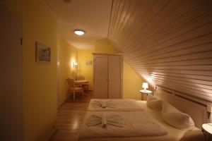 Postel nebo postele na pokoji v ubytování Landhaus Alt Reddevitz
