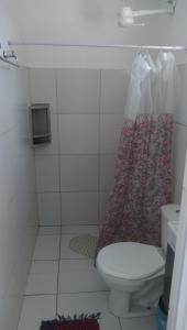 La salle de bains est pourvue de toilettes et d'un rideau de douche. dans l'établissement Casa da Árvore, à Porto de Galinhas