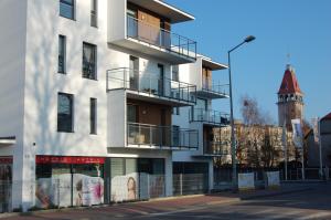 ブワディスワボボにあるStella del Mare 1の時計塔を背景にした白い建物