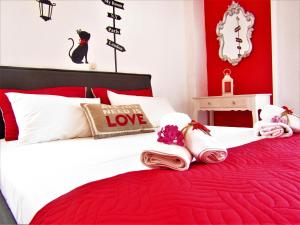 Postel nebo postele na pokoji v ubytování Aristos Apartments & Suites